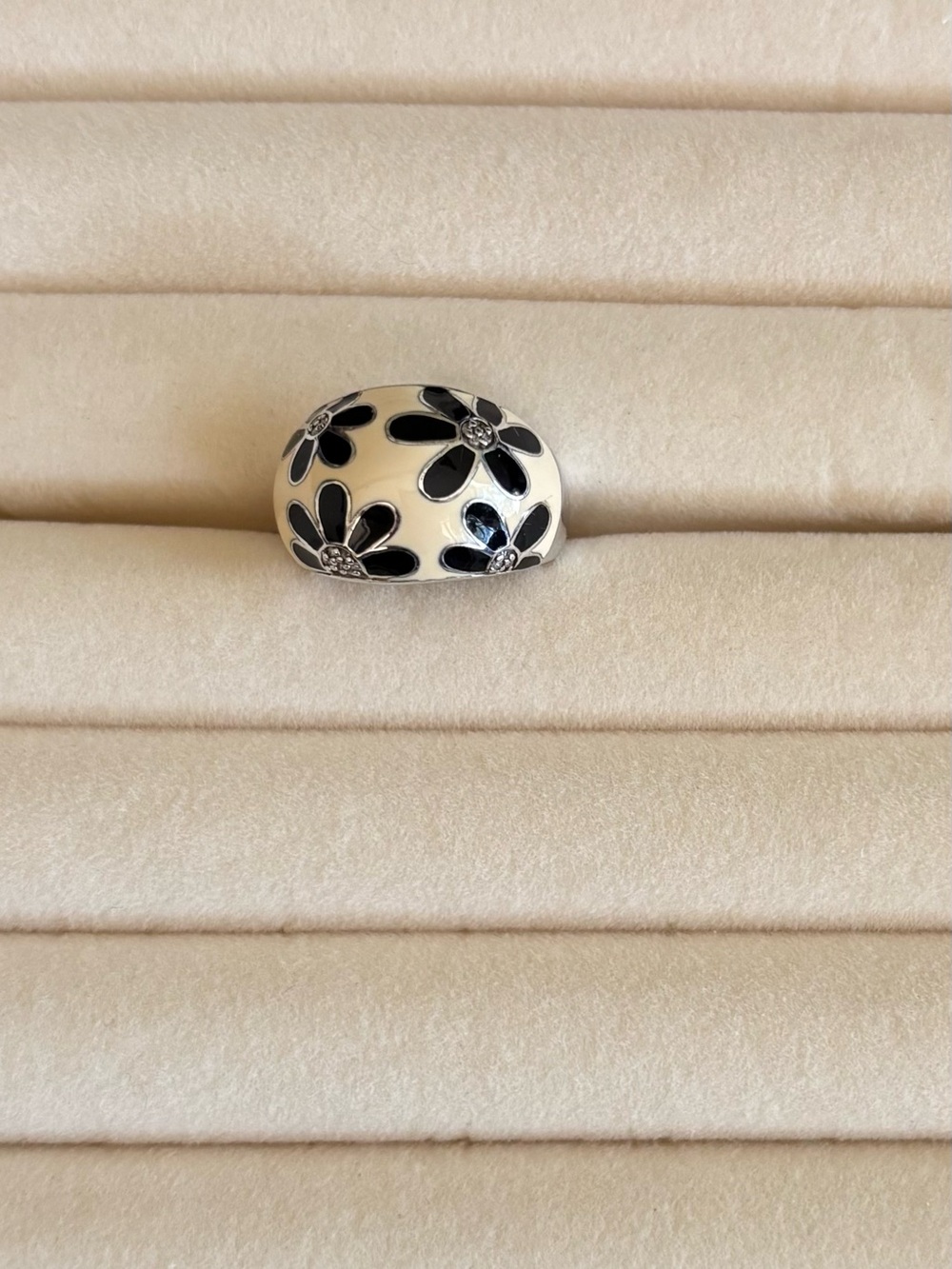 Elegant Floral Black and Cream Ring